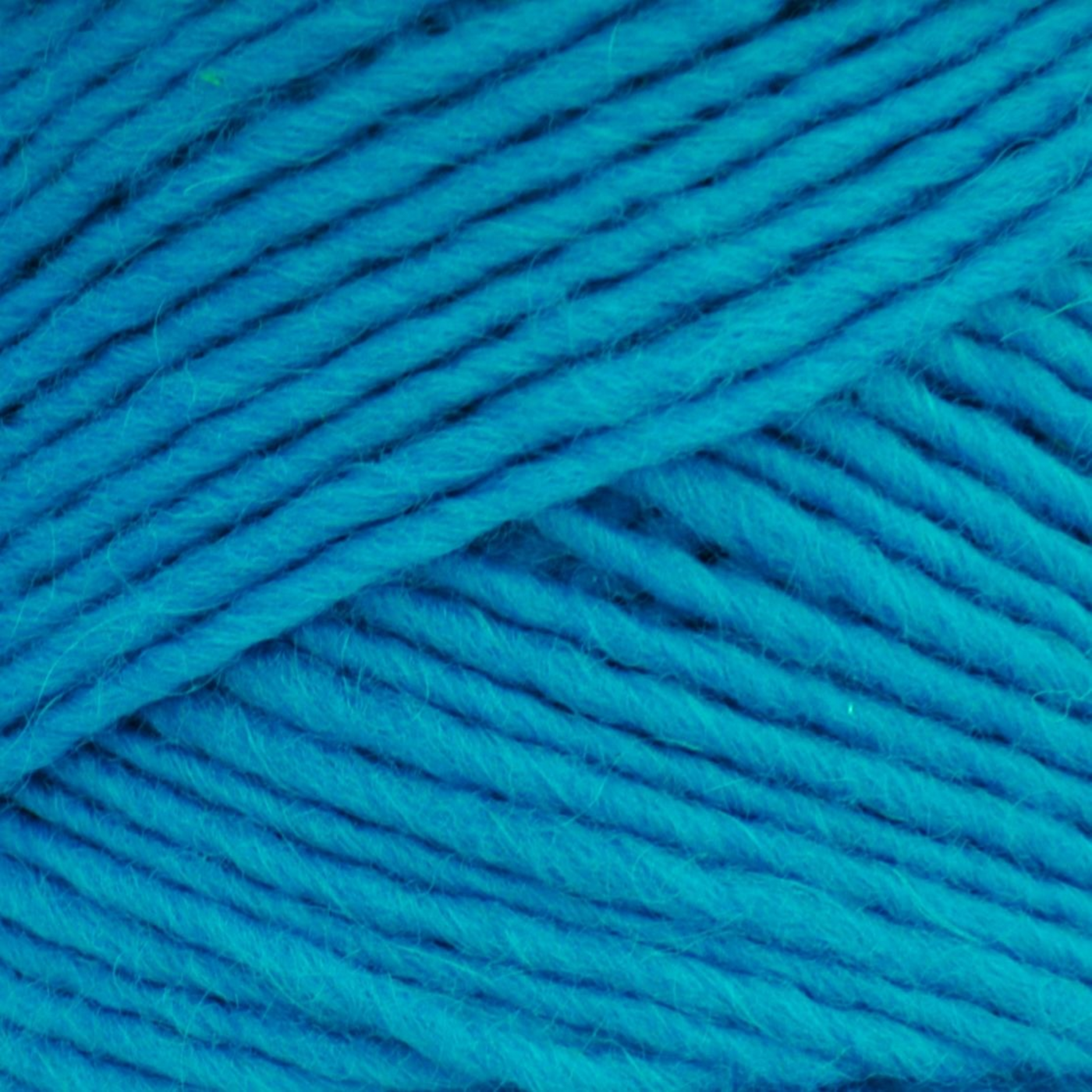 Brown Sheep Lamb’s Pride Bulky yarn skein, Ocean Breeze bright turquoise colorway close-up