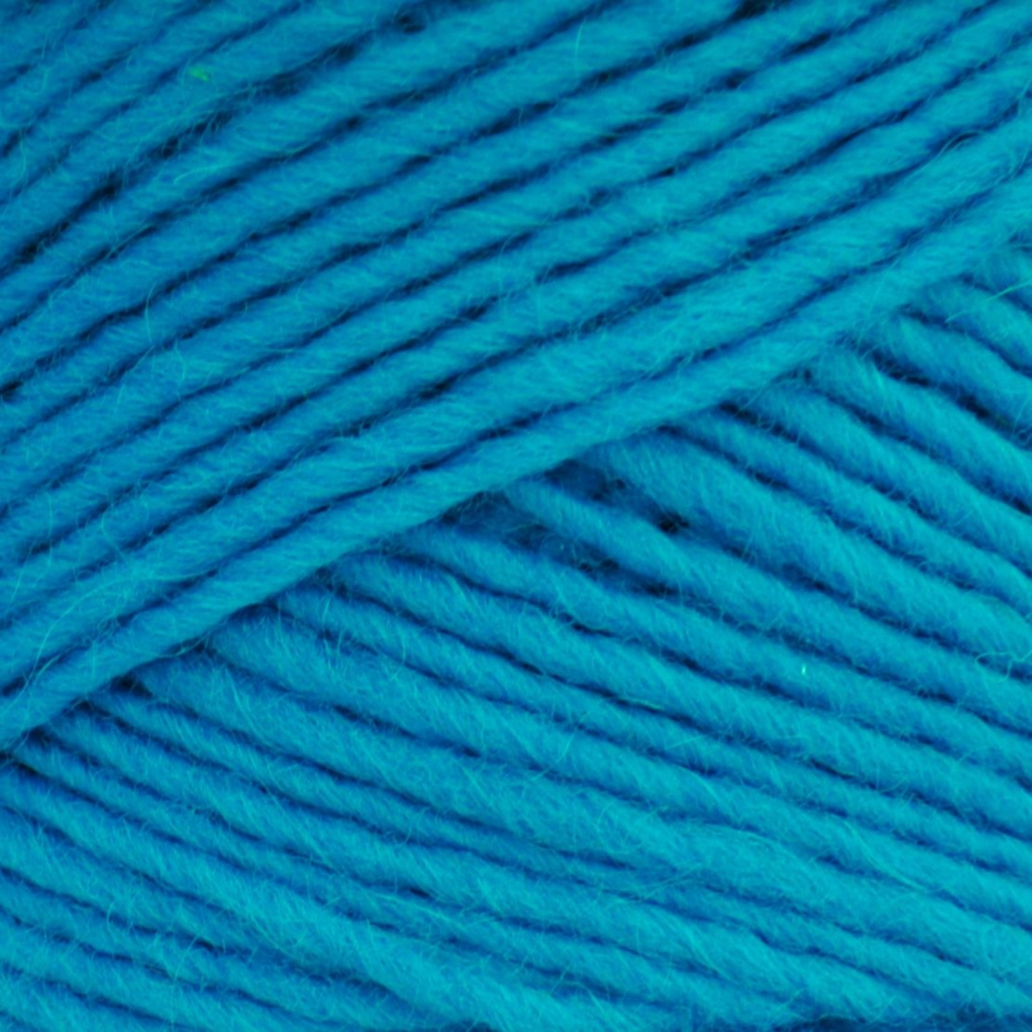 Brown Sheep Lamb’s Pride Bulky yarn skein, Ocean Breeze bright turquoise colorway close-up