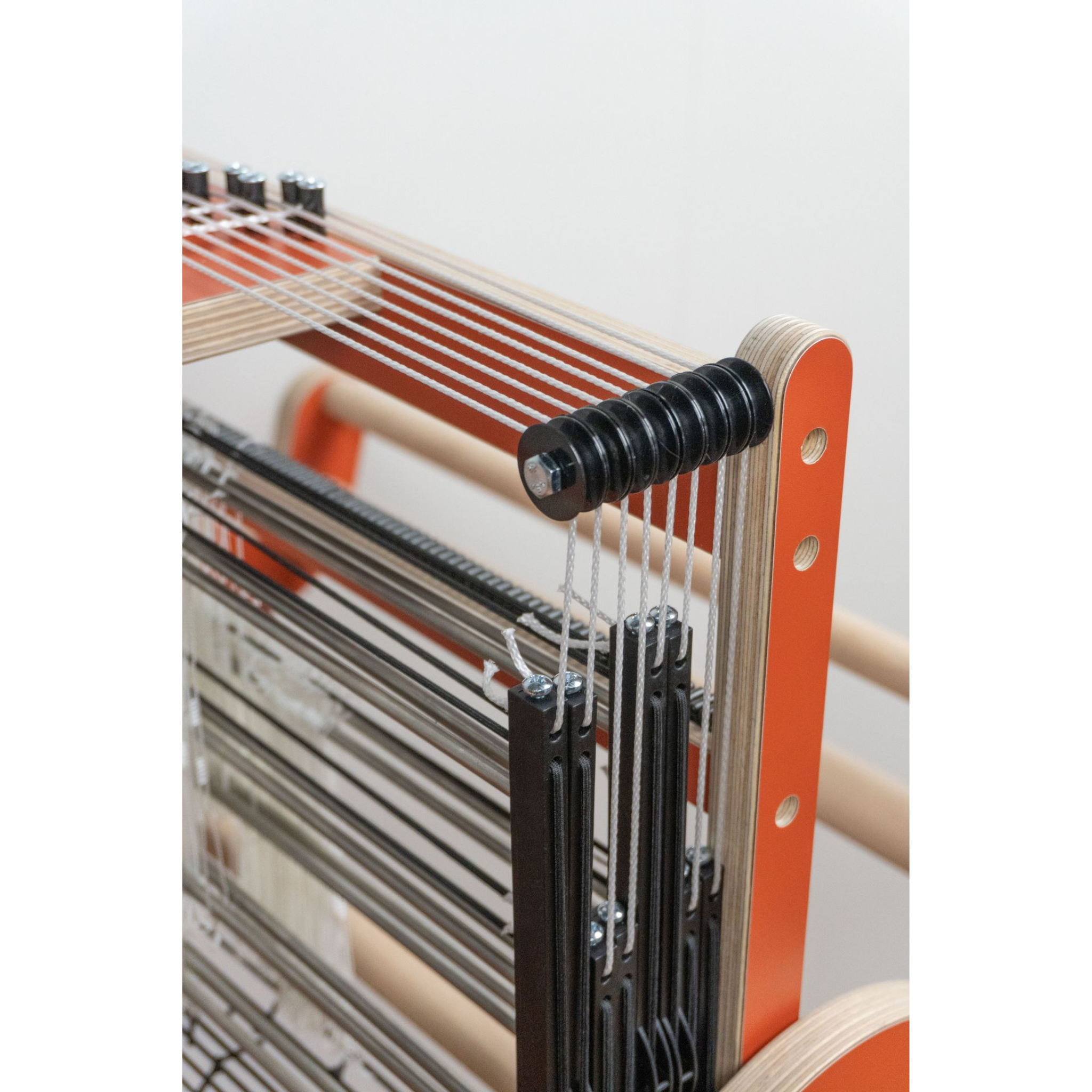 Louet Harmony Loom Terracotta – Front view of heddles and shafts	