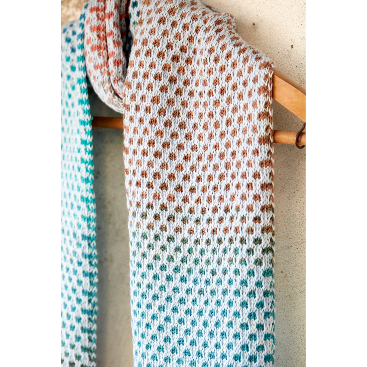 Detail view of the Saman Scarf knit with Echoes 1529 and Core 1011, highlighting the dotted slip-stitch pattern and smooth gradient transition.