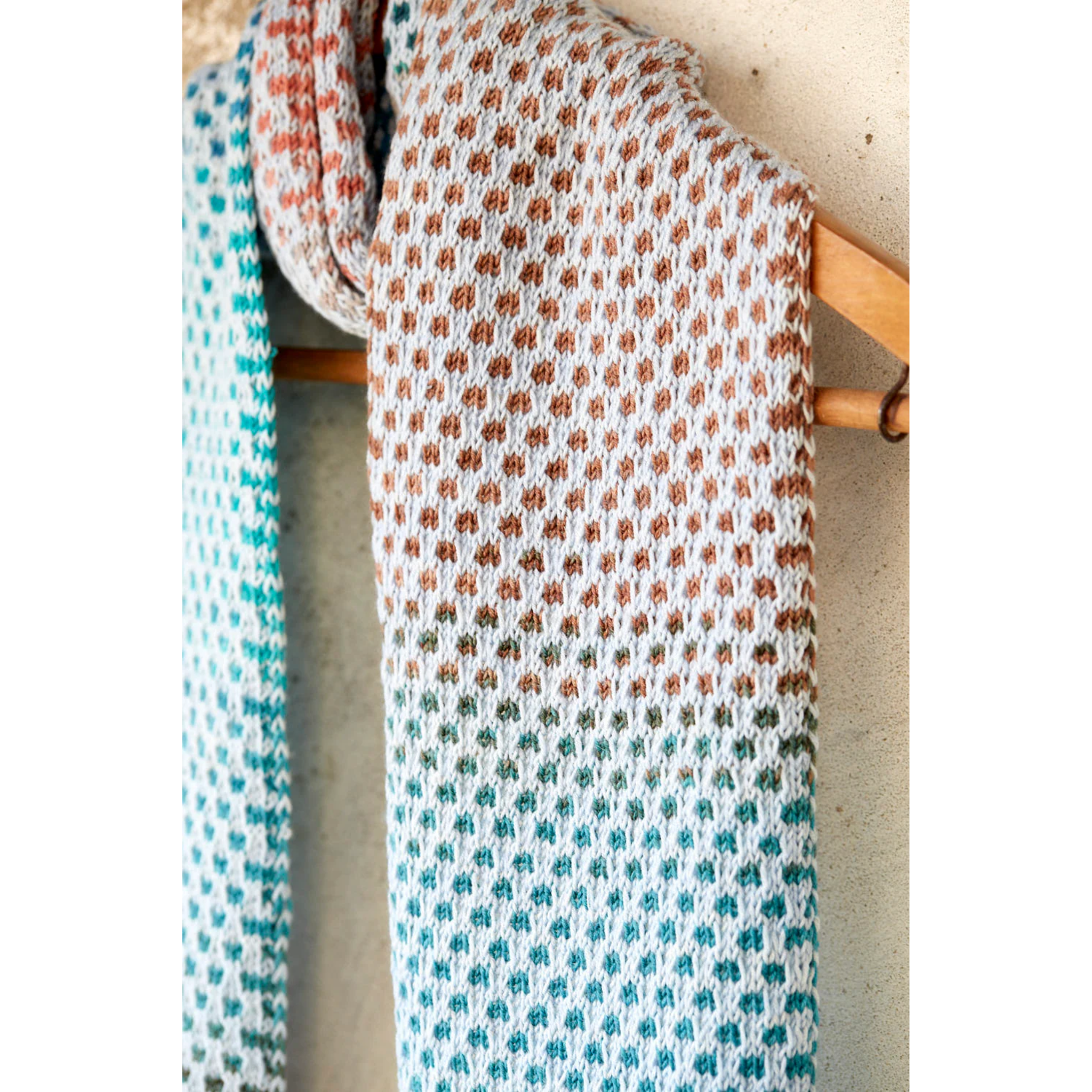 Detail view of the Saman Scarf knit with Echoes 1529 and Core 1011, highlighting the dotted slip-stitch pattern and smooth gradient transition.