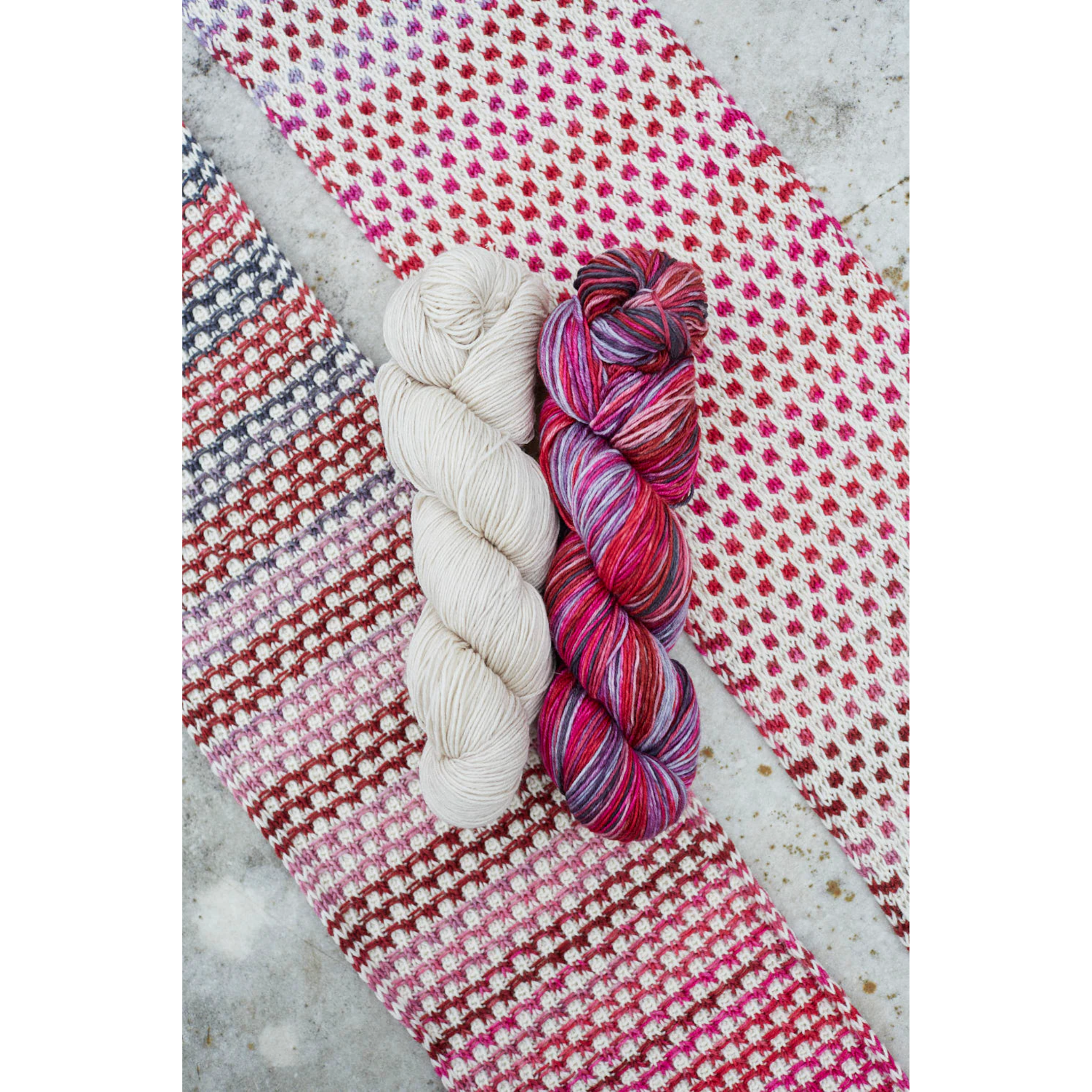 Swatch plus skeins for Saman Scarf in Uneek 3005 with Harvest Oleaster, displaying cheerful green‑gold palette.