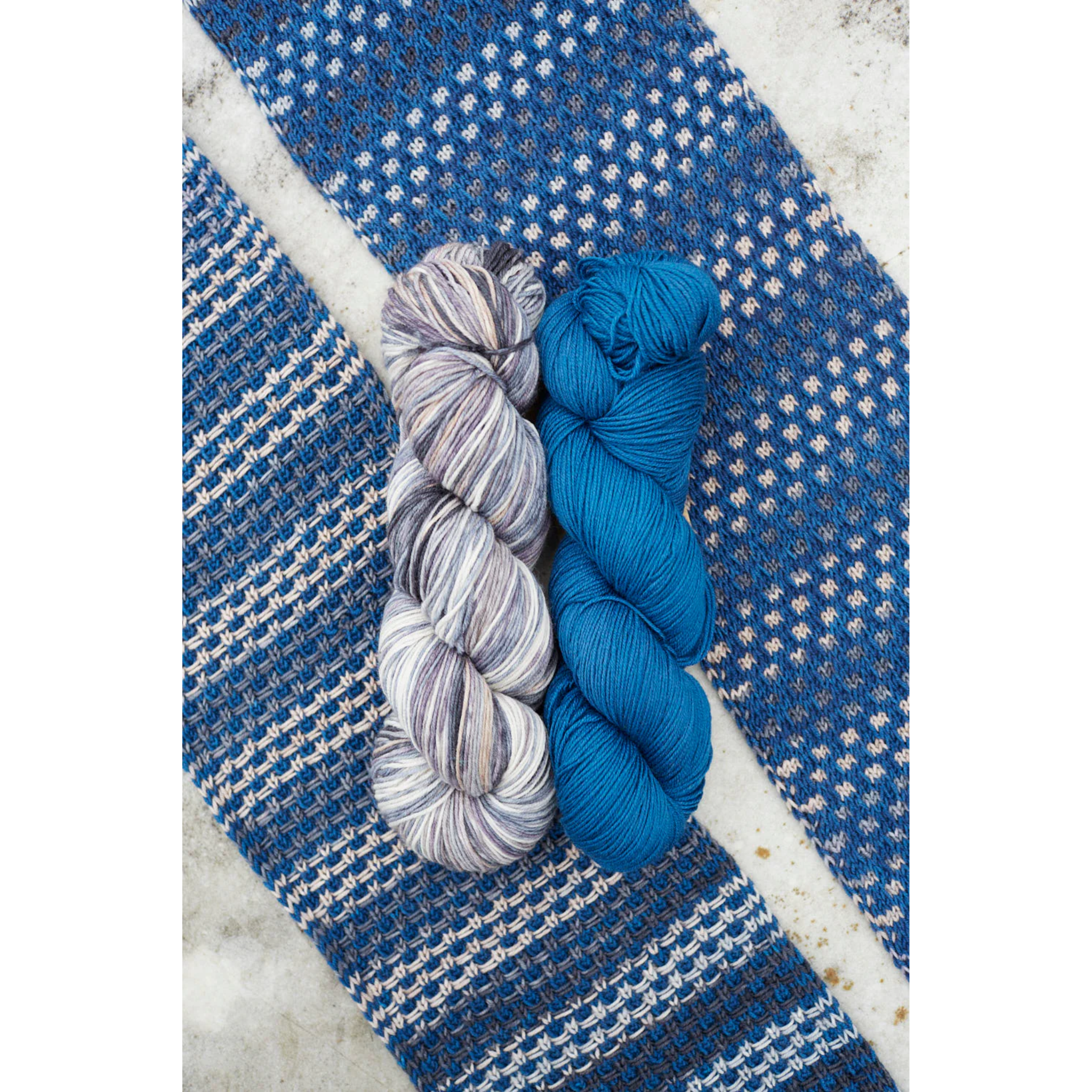 Cool‑tone blue Saman Scarf sample woven in Uneek 3033 and Harvest Indigo, highlighting reversible slip‑stitch pattern.