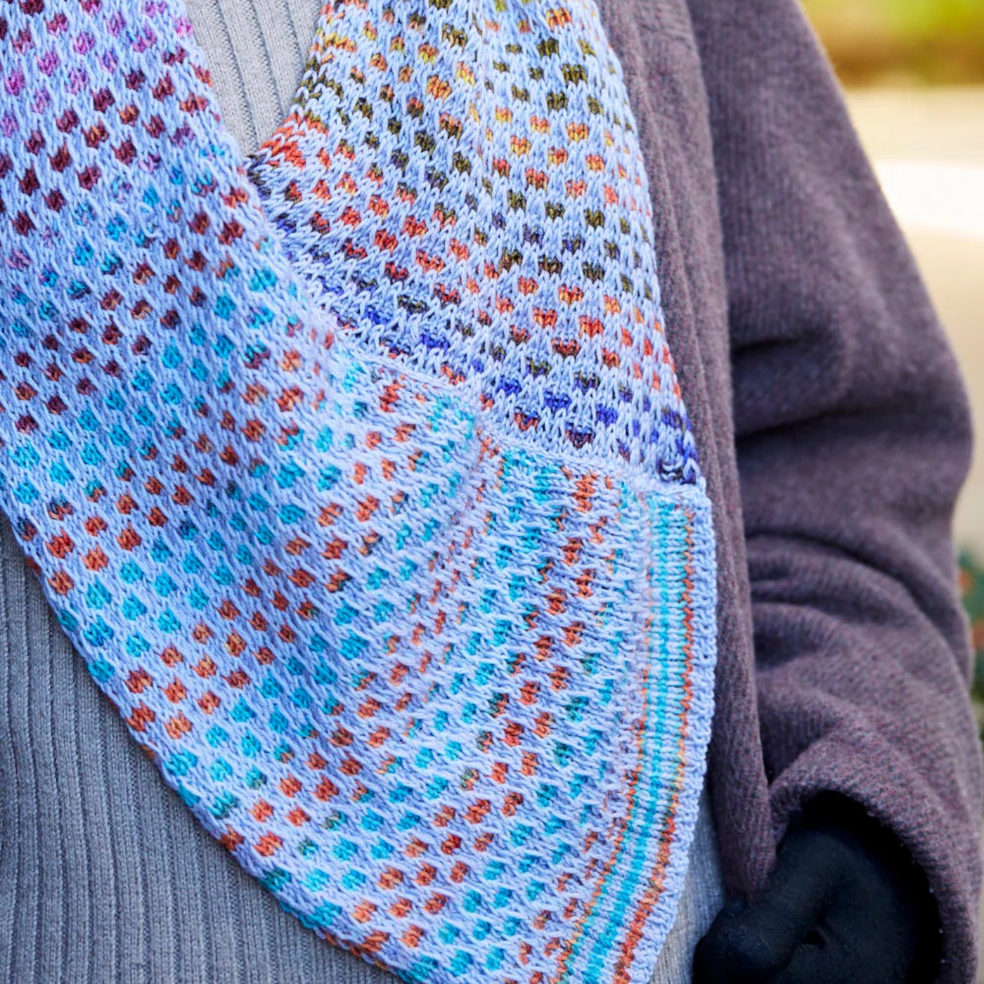 Texture close‑up of the Saman Cowl knit with Uneek 3007 and Harvest Blueberry, focusing on the colorful dot pattern.